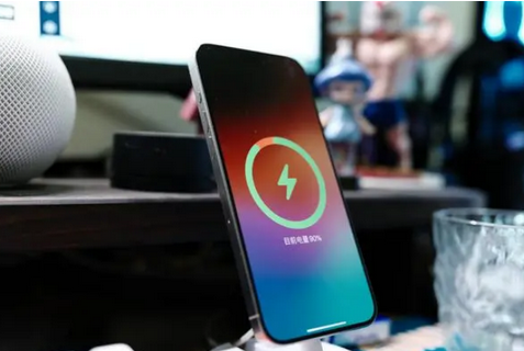 延津苹果15换屏服务分享用什么充电器给iPhone15充电更好 